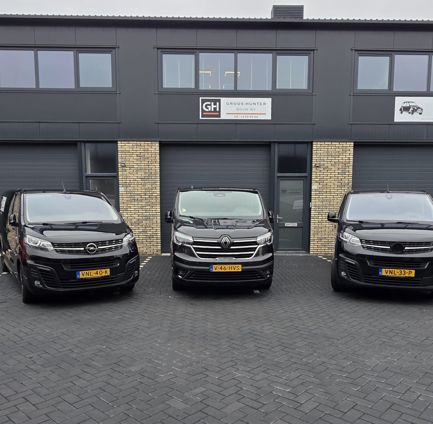 Groos & Hunter Bouw B.V. bedrijfspand met drie bedrijfswagens in Waddinxveen